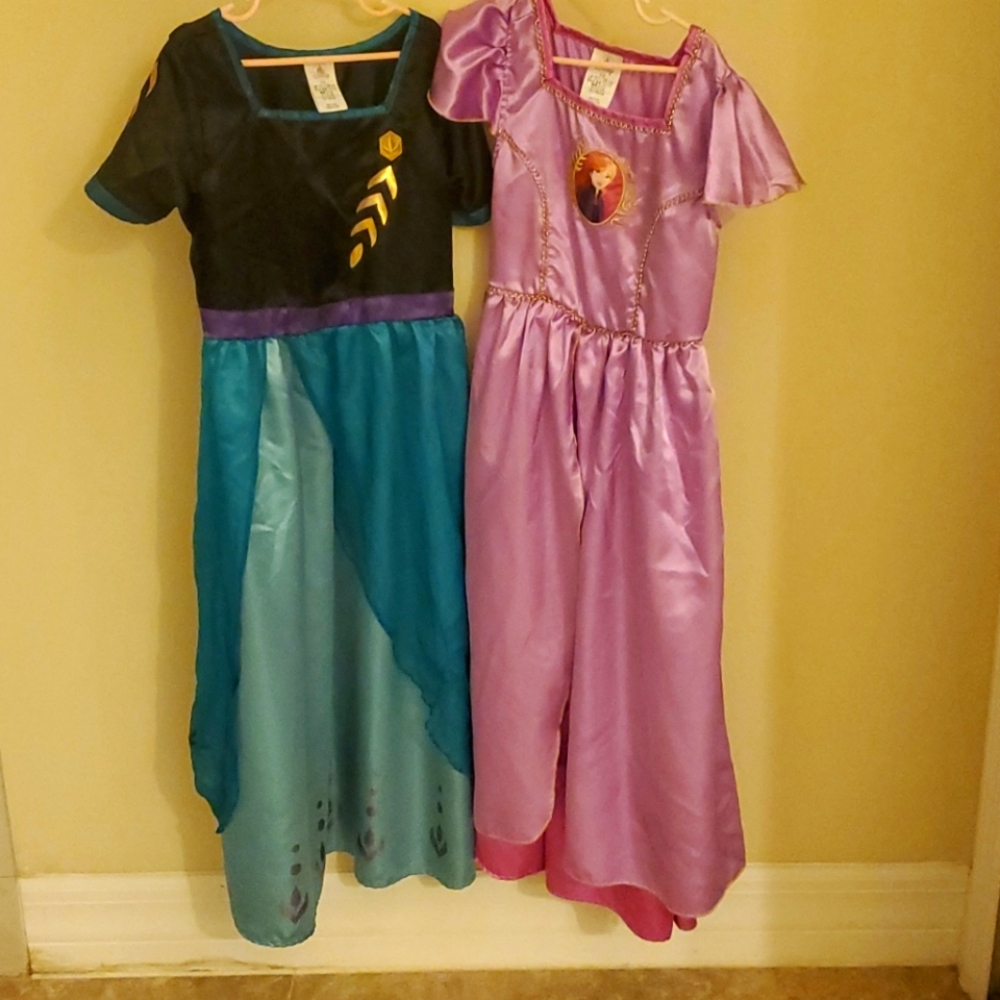 Lot of 2 girls frozen pjs from Disney store